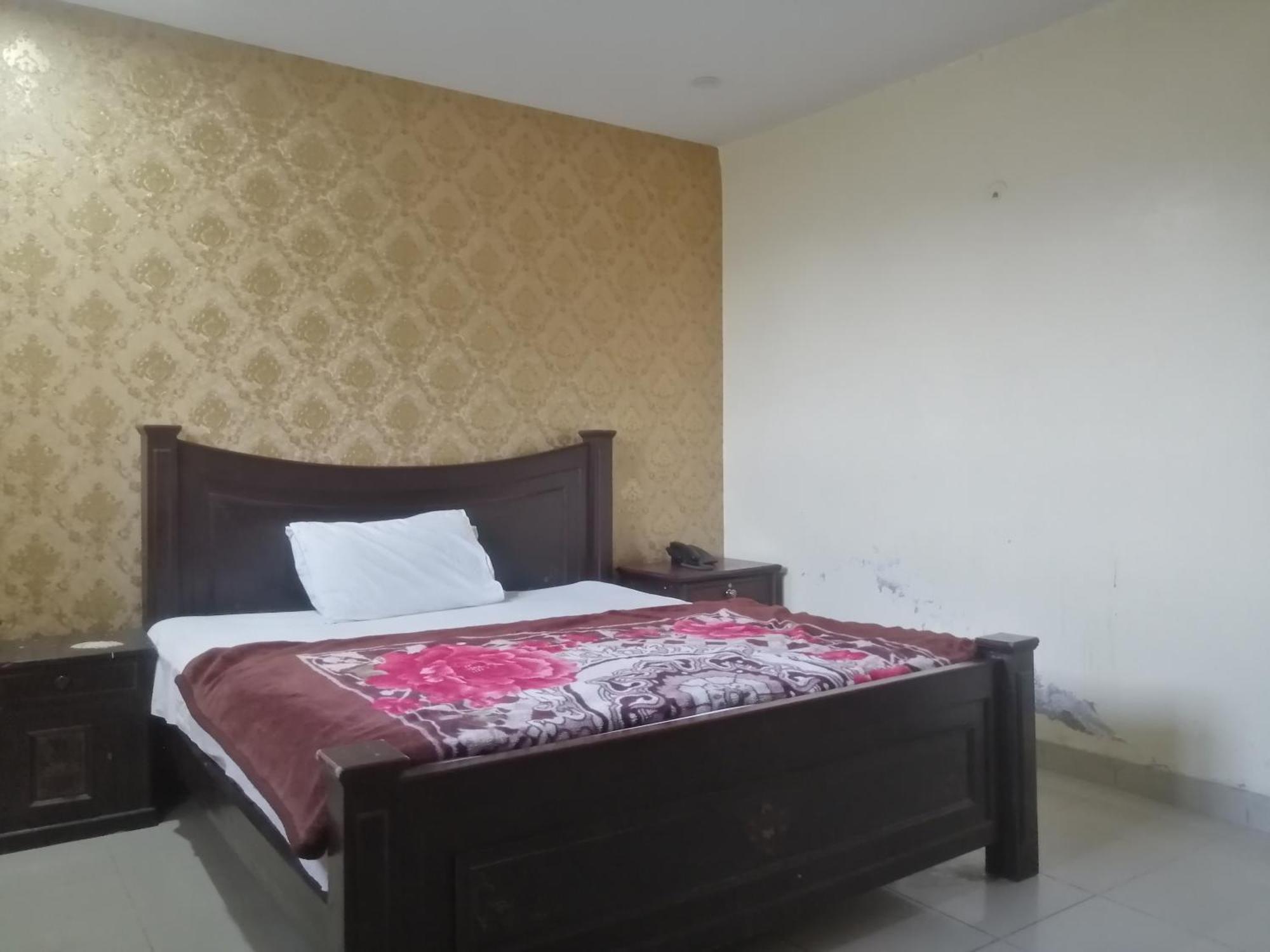 Fortville Hotel - Lahore Esterno foto