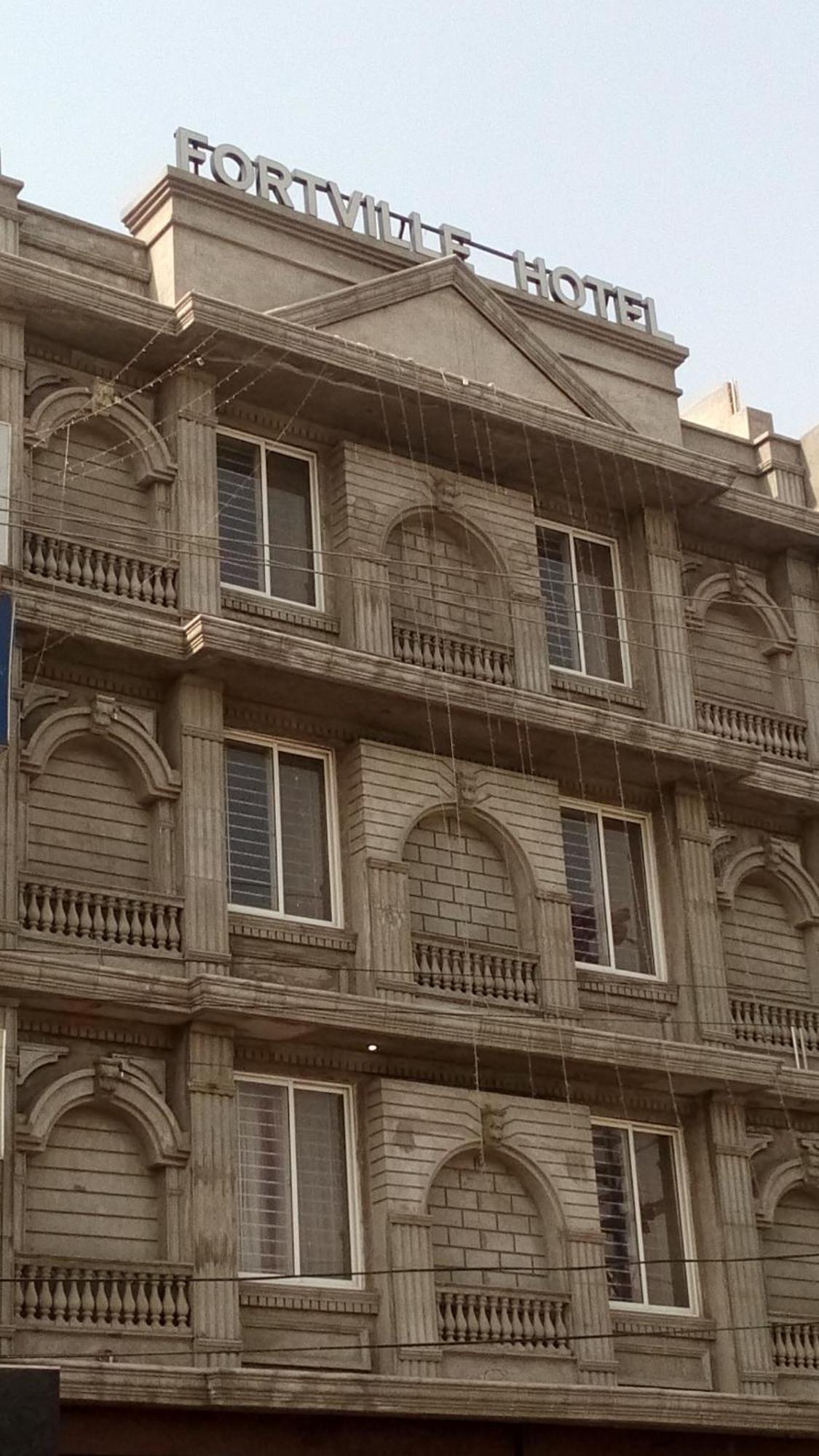 Fortville Hotel - Lahore Esterno foto