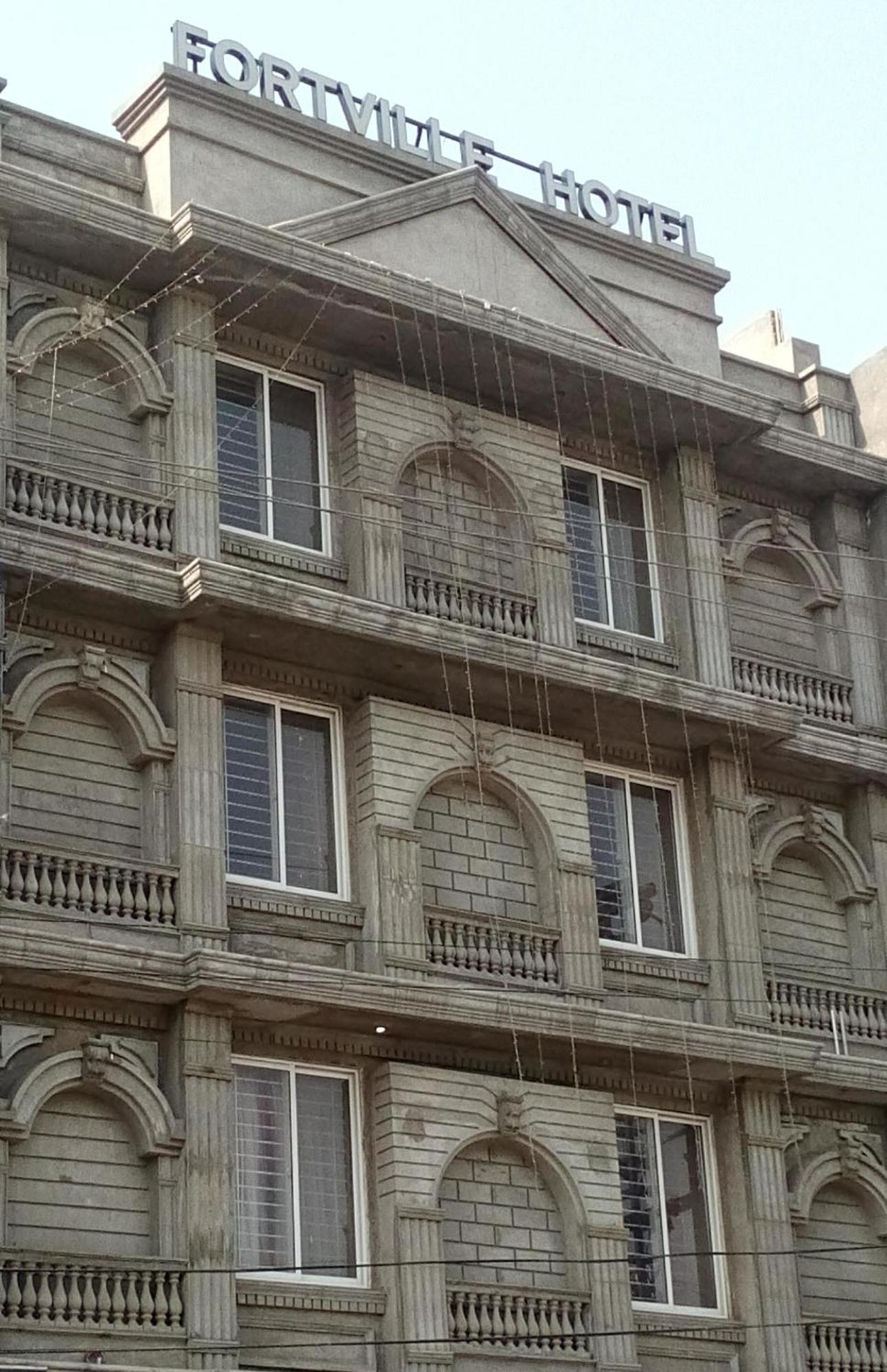 Fortville Hotel - Lahore Esterno foto
